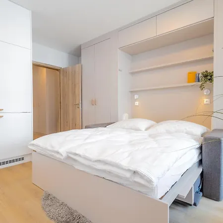 Yellow - Balcony, Free Parking, By Gravity Apartment Prague