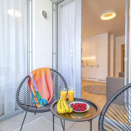 Yellow - Balcony, Free Parking, By Gravity Apartment *
