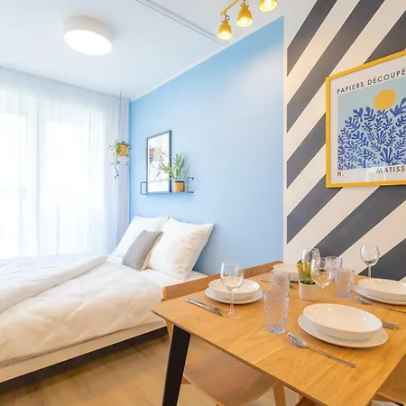 Yellow - Balcony, Free Parking, By Gravity פראג