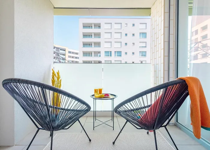 Yellow - Balcony, Free Parking, By Gravity *